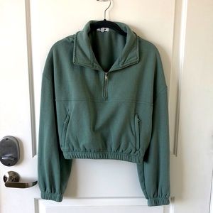 Garage cropped quarter zip sweatshirt! Size M